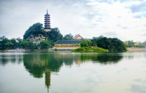 七律 · 浅说镇江金山寺