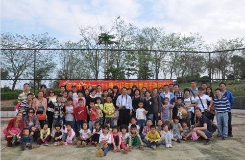 湛江市十六小一（1）班开展春游和亲子趣味活动