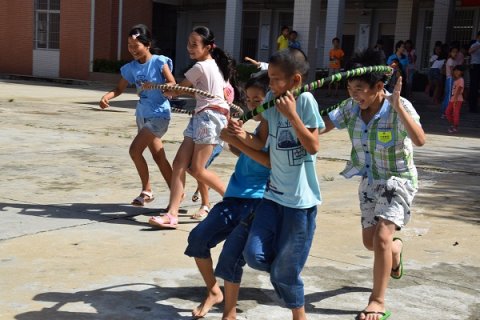 “传承”实践队举办“童心飞扬，趣味游园”活动